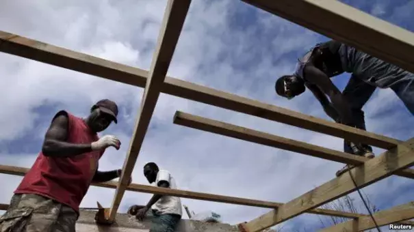 FILE - Workers repair the roof of a holiday resort days after Cyclone Pam in Port Vila, capital city of the Pacific island nation of Vanuatu. Image: Reuters