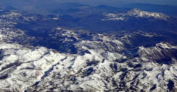 Snow partially covered the Sierra Nevada in central California in 2016. Photo: Henry Fountain, The New York Times