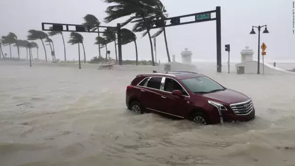 A car sits abandoned in storm surge as Hurricane Irma hits in Fort Lauderdale, Florida. Photo: CNN