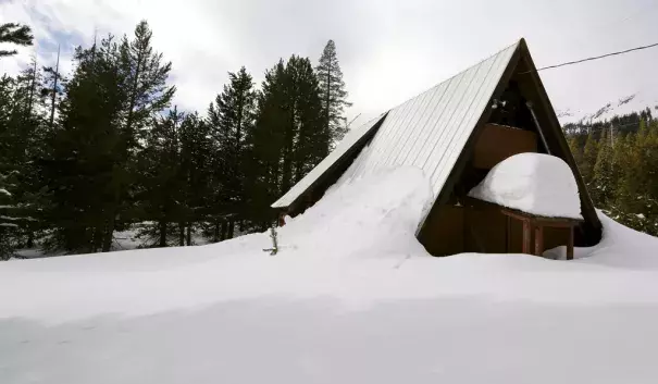 An above-average amount of snow covers a small cabin in Phillips, Calif., Dec. 30, 2015. Photo: Fred Greaves, Reuters