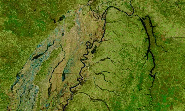 Satellite images showing Mississippi River flooding in early 2016 vs. normal river levels for early January. Image: NASA Earth Observatory