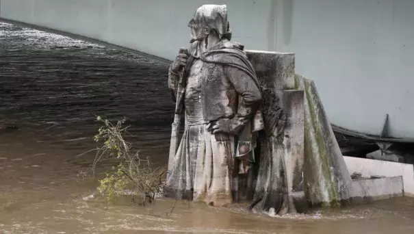 The feet of the Zouave statue on the Pont de l'Alma are covered by the rising waters from the Seine River after days of rainy weather in Paris, France, June 2, 2016 as the Zouave statue is considered an indicator of the level of the Seine. Photo: Pascal Rossignol, Reuters