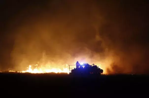 Firefighters from across Kansas and Oklahoma battle a wildfire near Protection, Kan., Monday, March 6, 2017. Photo: Bo Rader, The Wichita Eagle via AP