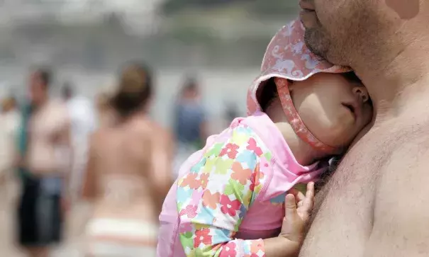 A father and daughter at Bondi beach. The Bureau of Meteoreology forecast temperatures of 41C in Parramatta, Penrith and Richmond, with 35C in the CBD. Photo: Jenny Evans, AAP