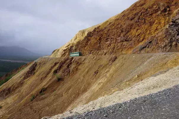 A shuttle bus passes the Pretty Rocks site in Denali National Park, Alaska, U.S., July 21, 2020. Picture taken July 21, 2020. (Credit: REUTERS/Yereth Rosen)