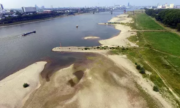 An aerial view shows dried out areas of the Rhine river in Cologne, Germany. Photo: Henning Kaiser, EPA