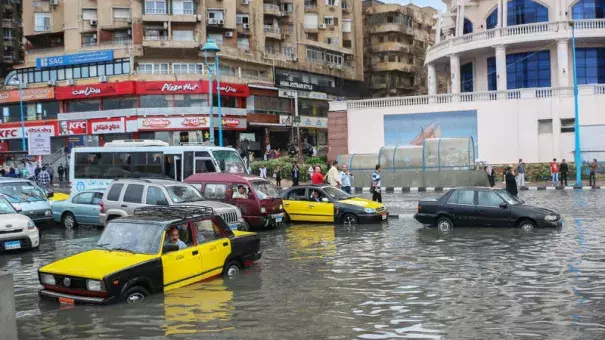 Drivers maneuver through flood water after a torrential rain in Alexandria, Egypt. Photo: Ibrahim Ramadan, Anadolu Agency, Getty Images