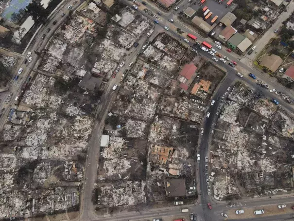 Rows of burnt housing can be seen next to housing still standing in this neighbourhood in Vina del Mar. (Credit: Sofia Yanjari/Reuters)