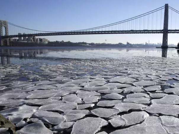  A layer of ice is broken into pieces floating along the Hudson River at the Palisades Interstate Park on Tuesday in Fort Lee, New Jersey. Photo: AP