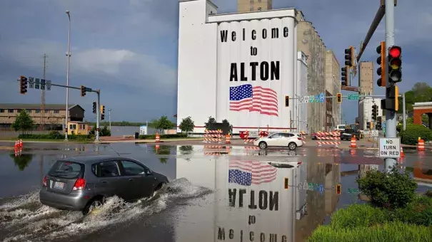 A car drives through Mississippi River flood water in downtown Alton on Monday, May 6 2019. Photo: David Carson, Post Dispatch