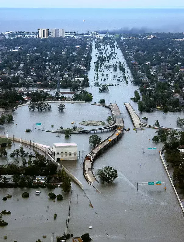 Flooded I-10/I-610/West End Blvd interchange and surrounding area of northwest New Orleans and Metairie, Louisiana. Photo: U.S. Coast Guard, Petty Officer 2nd Class Kyle Niemi 