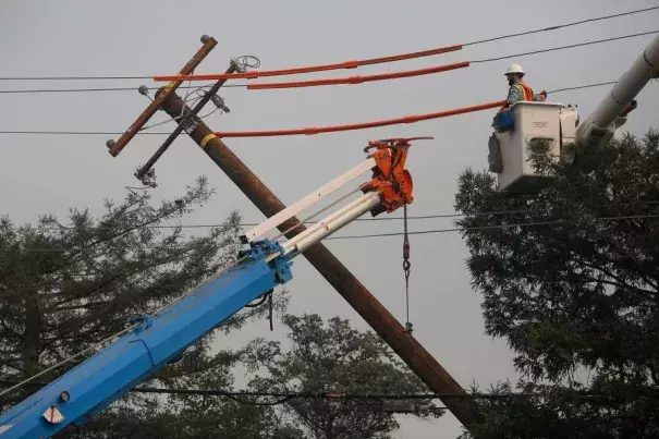 Workers from PG&E work on replacing a downed power line on Cleveland Ave. Oct. 10, 2017 in Santa Rosa, Calif. Photo: Leah Millis, The Chronicle