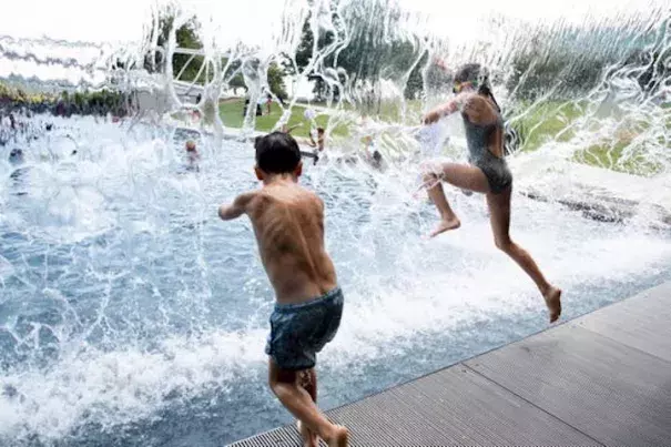 Kids cool off at Yards Park as temperatures reach 91 degrees in Washington on Aug. 12. Photo: Michael Reynolds, EPA-EFE