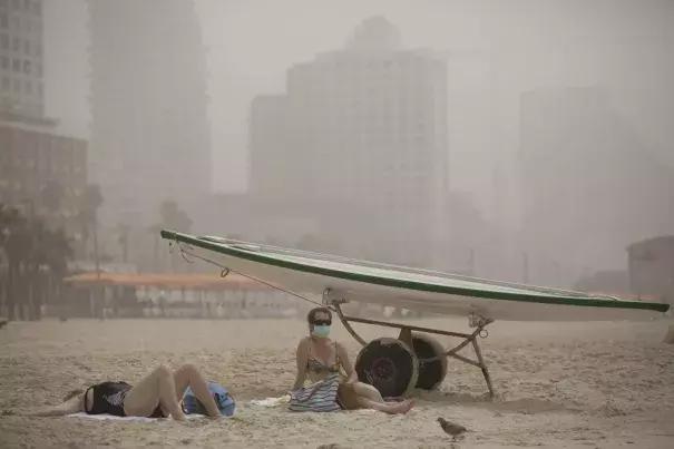 A woman wears a mask in the Mediterranean Sea beach during a sandstorm in Tel Aviv, Israel, Wednesday, Sept. 9, 2015. Photo: Oded Balilty, AP
