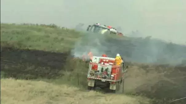 Crews work to contain a grass fire near the Hume Highway, Goulburn. (Image: 9News)