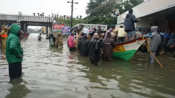 Early morning on Wednesday, public and local police deployed dozens of boats to rescue over 1,000 families stranded in flood hit areas south of Chennai city. This Pic is from Mudichur near Tambaram. (Source: Express photo by Arun Janardhanan)