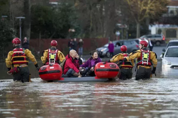 Members of the emergency services transport residents to safety after their homes were flooded in York, northern England, on December 27, 2015 Read more at: http://phys.org/news/2015-12-el-nino-climate-extreme-weather.html#jCp