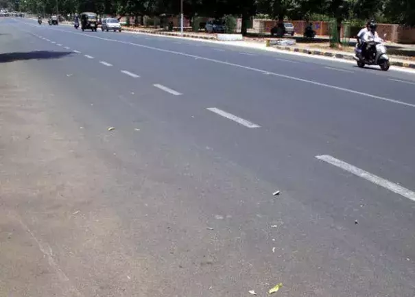 Many roads in Bhubaneswar wore a deserted look as people preferred to stay inside due to unrelenting heat. Photo: Lingaraj Panda