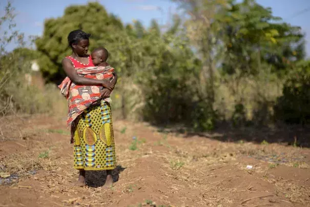 Alinafe and her young daughter walk through the dried fields of Malawi. Photo: Sebastian Rich, UNICEF