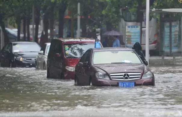 Cars drive on a waterlogged road in Shijiazhuang, capital city of north China's Hebei Province, July 20, 2016. A heavy rain hit the middle and southern areas of Hebei Province in last three days. Precipitation in many cities including Handan, Xingtai and Shijiazhuang reached 630 mm. Photo: Zhu Xudong, Xinhua