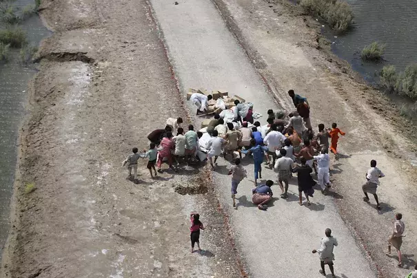 Pakistani flood victims collect relief supplies. Photo: United States Navy