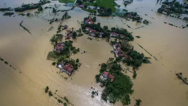 Village houses and field partially submerged by floodwaters in Gaoyang Town, Shayang County, central China's Hubei Province. Photo: Xinhua News Agency