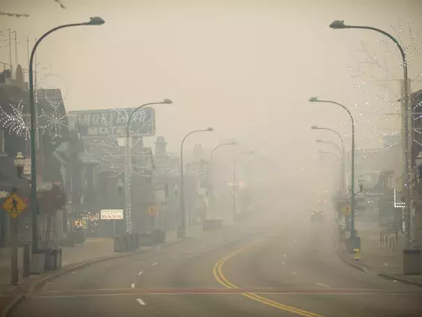 Thick smoke from area forest fires spread over Gatlinburg, TN, at midday Monday, November 28, 2016, a few hours before fire moved into parts of town. Photo: Brianna Paciorka, Knoxville News Sentinel via AP