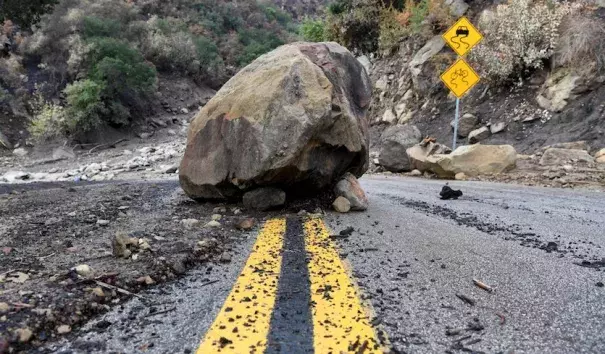 A large boulder sits in the middle of Bella Vista Drive in Montecito, Calif., following heavy rains and mudslides on Tuesday, Jan. 9, 2018. Photo: Michael Owen Baker, AP