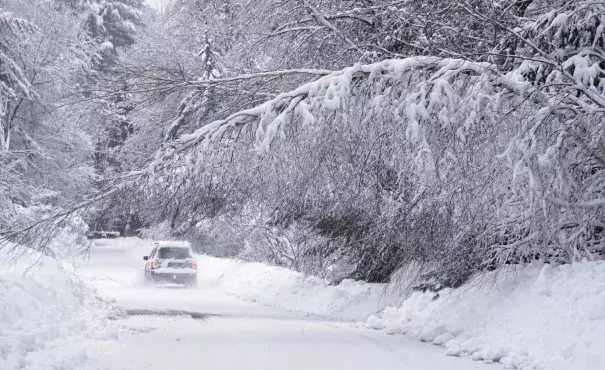 A car travels along Kingsbury Lane in Kennebunk, Maine, on Feb. 16. Photo: Gregory Rec, Portland Press Herald via AP