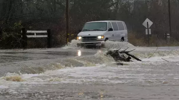 A van drives through flooded water on Green Valley Road in Graton, Calif., Saturday, Jan. 7, 2017. Photo: Jeff Chiu, AP