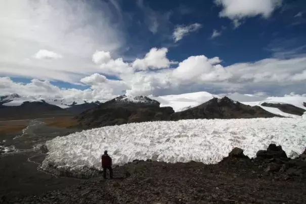 Archive photo: A man stands near the Jianggudiru Glacier on Geladaindong Mountain, in Qinghai-Tibet Plateau, China, September 1, 2006. Photo: Reuters, Stringer