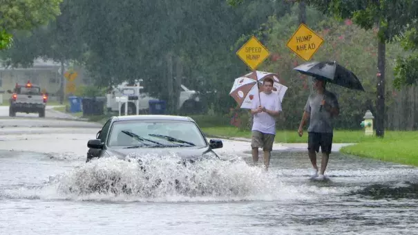 A motorist drives down a flooded street in St. Petersburg, Fla., after Tropical Storm Colin dumped heavy rains over the Tampa Bay area Tuesday, June 7, 2016. Photo: James Borchuck/The Tampa Bay Times via AP