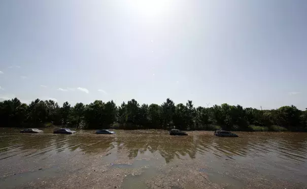 Vehicles are left stranded on Texas State Highway 288 in Houston, Texas on May 26, 2015. Photo: Aaron M. Sprecher, AFP Getty Images