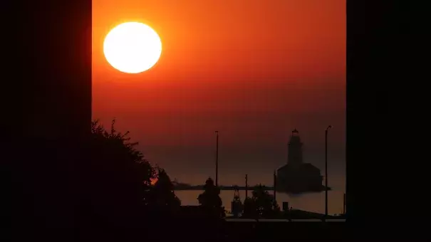 The sun rises between two buildings in the first Sunday of autumn on September 24, 2017. Photo: John J. Kim, Chicago Tribune