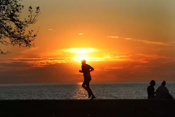 Chicago continues setting record highs in late September 2017. The string of 90-degree-plus days that began Wednesday is the latest Chicago has ever seen temperatures above 90 degrees for five days in a row. Photo: Nancy Stone, Chicago Tribune