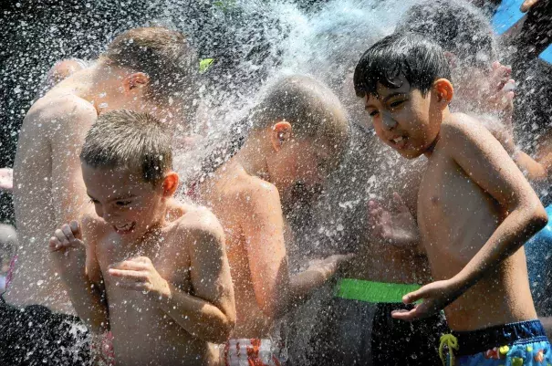 Chicagoans try to beat the summer heat. Photo: Chicago Tribune
