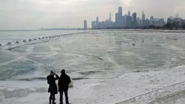 Giana Marelli and Jorge Manjon view the skyline from the Lakefront Trail near Fullerton Avenue on Feb. 2, 2019, in Chicago. Photo: John J. Kim, Chicago Tribune