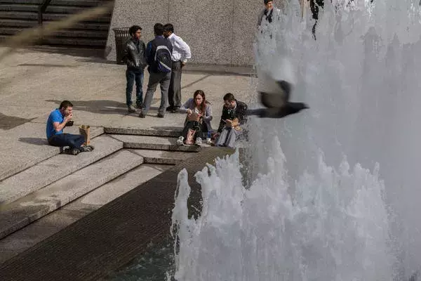 Record-breaking temperatures draw Chicagoans outdoors. Photo: Chicago Tribune