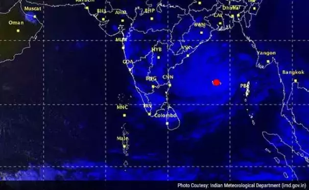 The position of Cyclone Hudhud (red dot) is shown in this map. Photo: Indian Meteorological Department