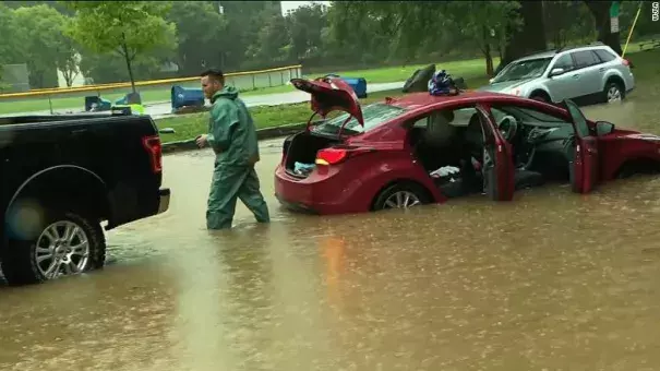 Cars abandoned along flooded road in Washington D.C. area. Photo: WJLA