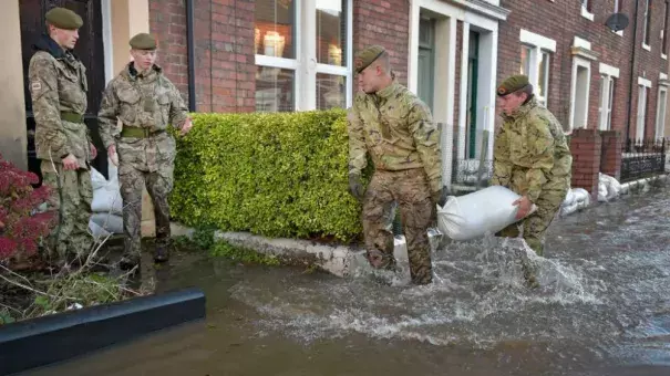 Members of the Army help with the rescue effort after Storm Desmond caused flooding on December 6, 2015 in Carlisle, England. Storm Desmond has brought severe disruption to areas of northern England as dozens of flood warnings remain in place. Photo: Jeff J Mitchell/Getty Images 