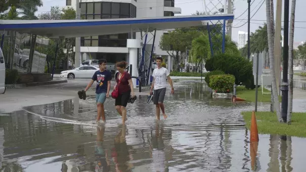 Flooding from king tides is shown in Fort Lauderdale on Oct. 16, 2016. Photo: Joe Cavaretta, Sun Sentinel