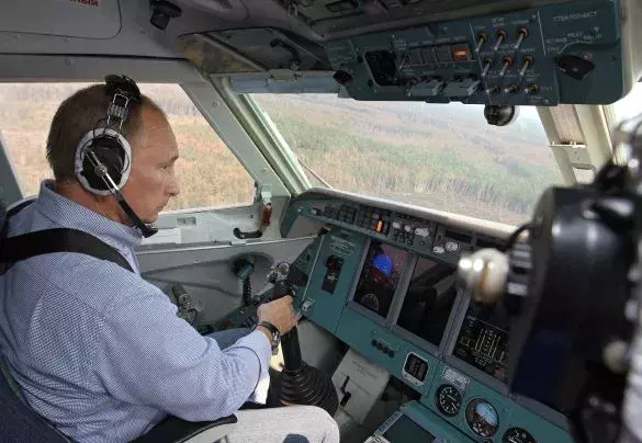 Prime Minister Vladimir Putin fighting forest fires in the Ryazan region on Tuesday from the co-pilot's seat of an amphibious plane. He doused two fires, media reported. Photo: RIA-Novosti, AP