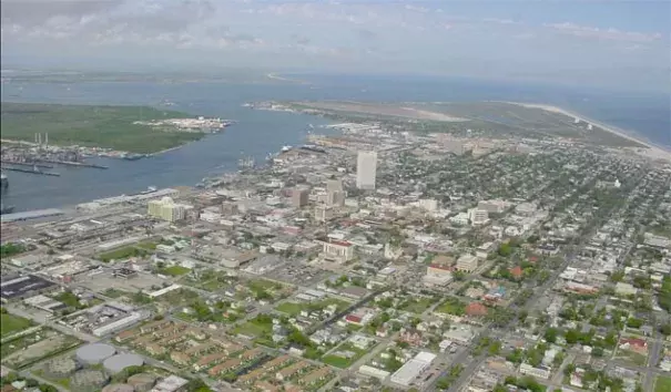 Galveston, TX, one of the oldest cities on the Texas coast. In April, meteorologist and blogger Matt Lanza posted an article on Space City Weather about the unusual streak of record warm temperatures observed in Galveston since 2010 and especially over the past year. From 2010 through April 2017, Galveston tied or set 216 daily record highs or record high minimums out of a possible 732. Photo:  PhilFree, Wikimedia Commons