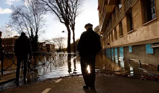A view of the rain-swollen River Seine as water levels increased on Friday, January 26, 2018 in Paris, France. Photo: Mehdi Taamallah, Nurphoto