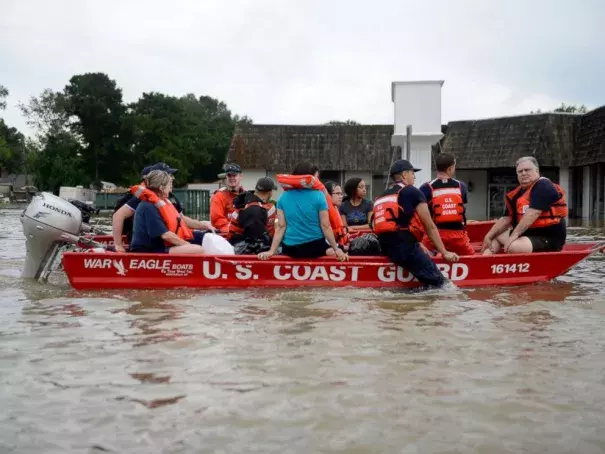    US Coast Guard evacuates people from floodwaters in Baton Rouge, Louisiana, Aug. 14, 2016. Photo: AFP, Getty Images