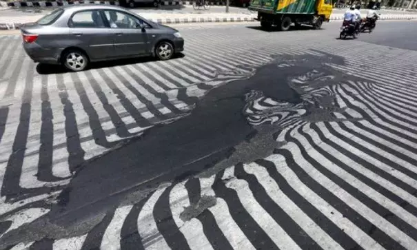 Road markings appear distorted as the asphalt starts to melt due to the high temperature in New Delhi, India, on May 27, 2015. Photo: Harish Tyagi, EPA