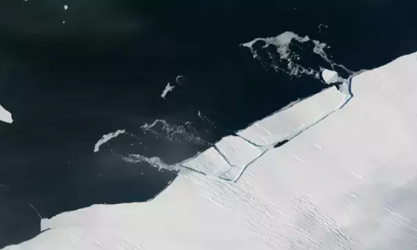 Before and after satellite imagery show an iceberg breaking off the calving front of the Pine Island Glacier. Photo: NASA Earth Observatory