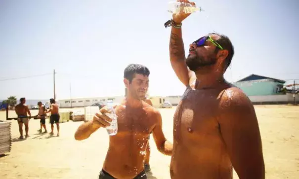 Cooling off in 40ºC weather in Barbate, Cádiz. Photo: Juan Carlos Toro