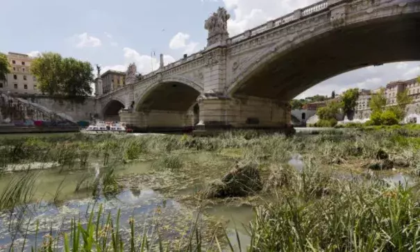 A view of the Tiber River, whose level is low due to the drought, during a warm and sunny day in Rome, Wednesday, July 26, 2017. Scarce rain and chronically leaky aqueducts have combined this summer to hurt farmers in much of Italy and put Romans at risk for drastic water rationing as soon as this week. Photo: Domenico Stinellis, AP